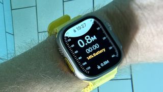 Apple Watch Ultra med gul rem i bruk i bassenget.