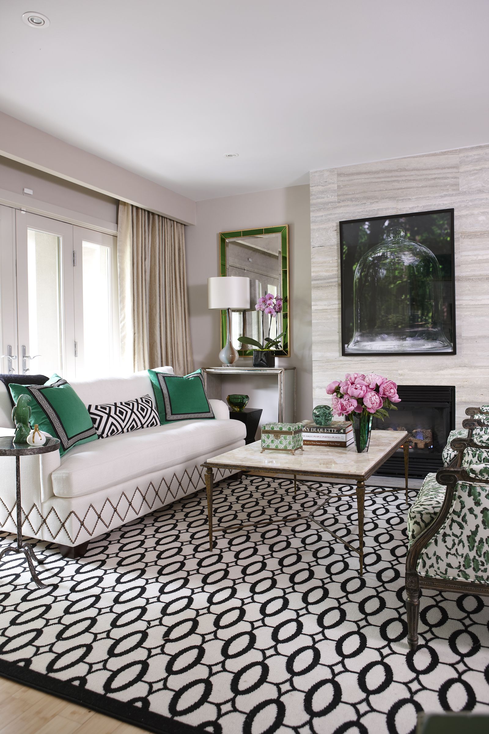 Should you place a rug under a coffee table? The rules from interiors