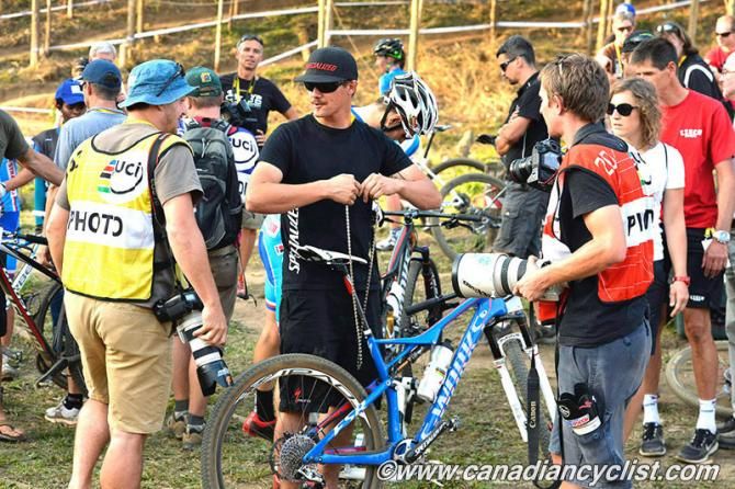 Kulhavey's chain in hand, Specialized team manager Benno