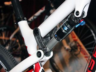 The carbon fibre upper link reportedly weighs just 44g.