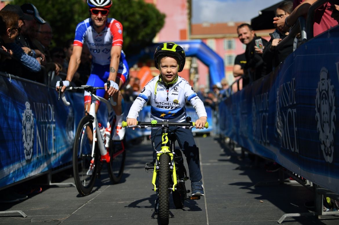 Matteo Trentin's son rides to sign-on