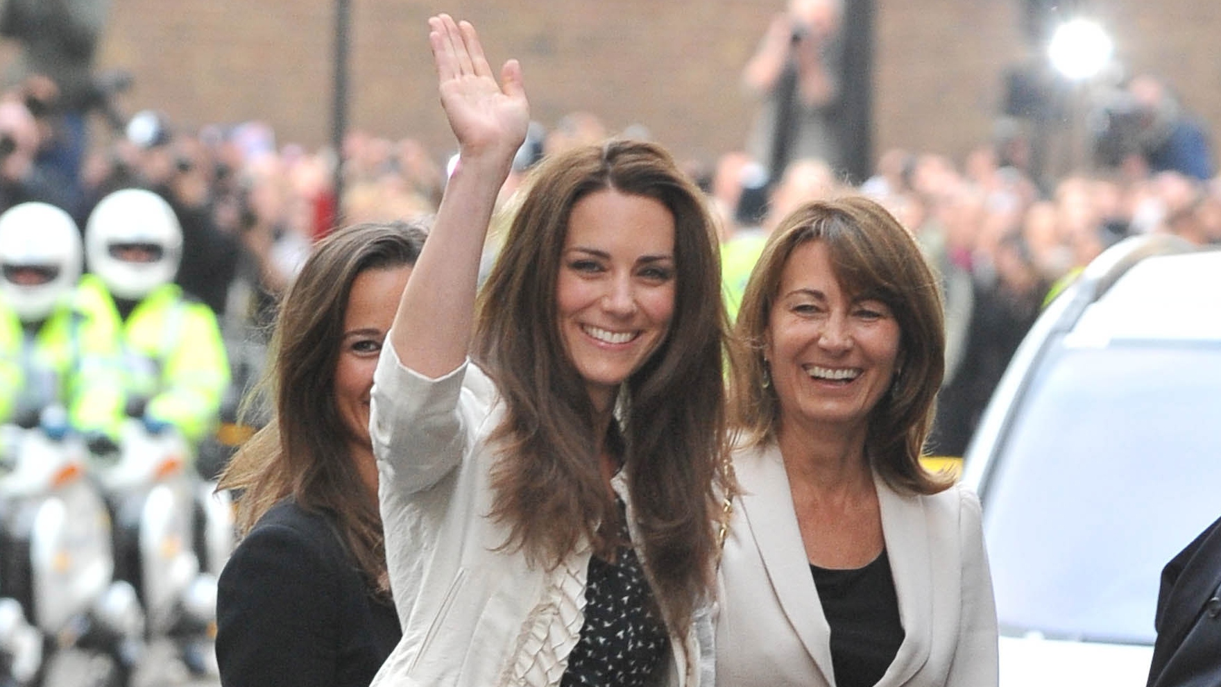 Catherine, princezna z Walesu, je vidět, jak přichází se svou matkou Carole Middleton (R) a sestrou Pippa Middleton (L) v hotelu Goring v roce 2011