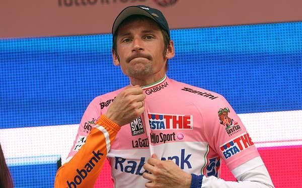 Denis Menchov (Rabobank) zips up for the cameras.