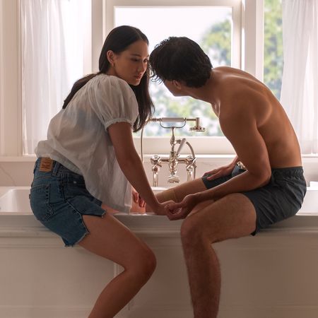 belly and conrad have a moment over a bathtub in the summer i turned pretty season 3