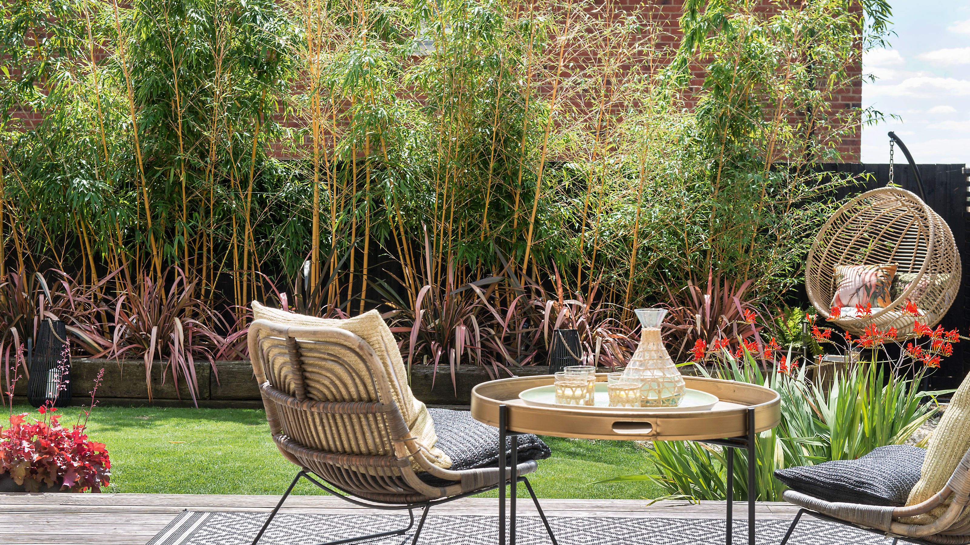 Garden with conversation set and egg chair