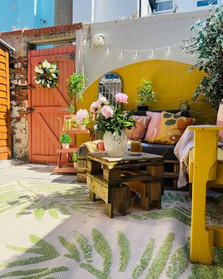 Bright backyard with painted walls and white rug