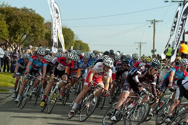 The peloton corner out of the home straight in Moe.