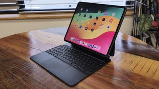 iPad Pro 13" med M4-chip på et træbord