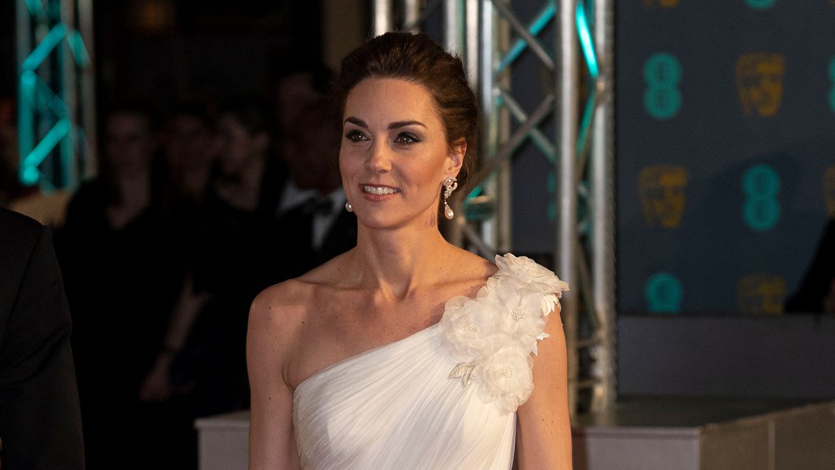 Kate Middleton a dévoilé les boucles d'oreilles en diamants et perles de la princesse Diana sur le tapis rouge des BAFTA.