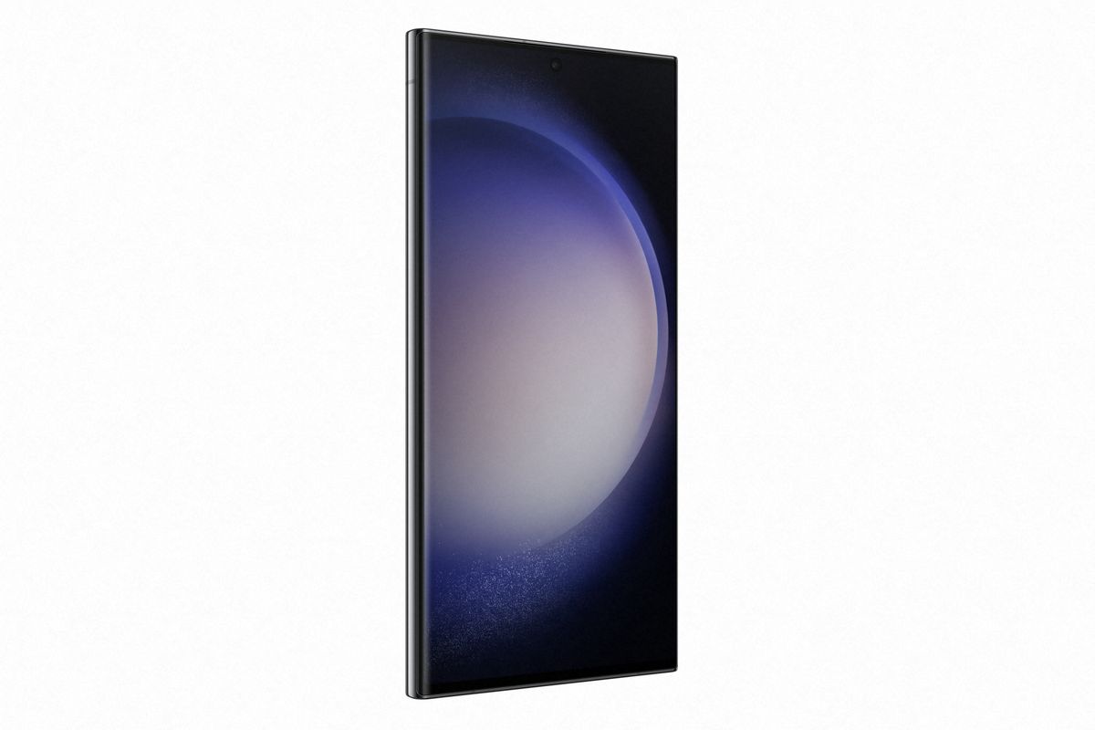 Official press images of the Galaxy S23 Ultra, in Phantom Black from the front
