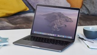 13,3-tums Macbook Pro (2020) på skrivbord.