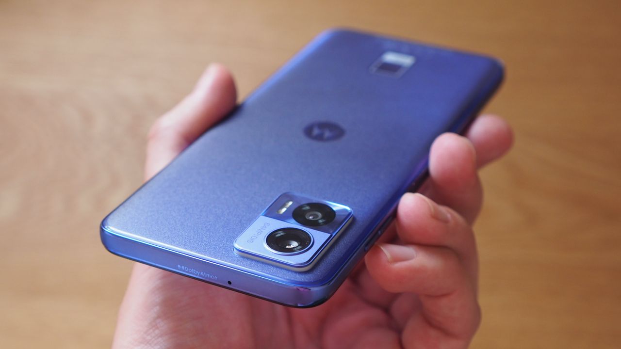 Moto Edge Neo in Peri Peri Pantone finish