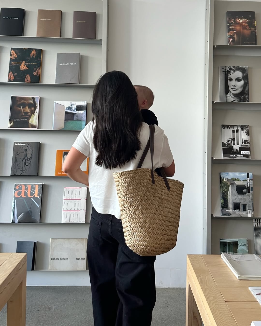 Influencer Jordan Risa wearing a straw tote bag.
