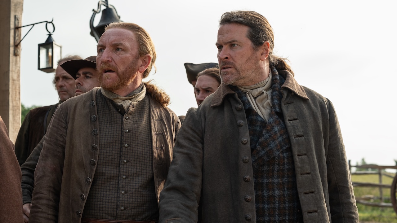 कॅप्टन कनिंगहॅम आउटलँडर सीझन 8x05 मध्ये जेमीला देशद्रोही म्हणून शिकार करत आहे