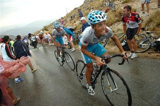 Ezequiel Mosquera (Xacobeo Galicia) gets some assistance from teammate Gonzalo Rabanal