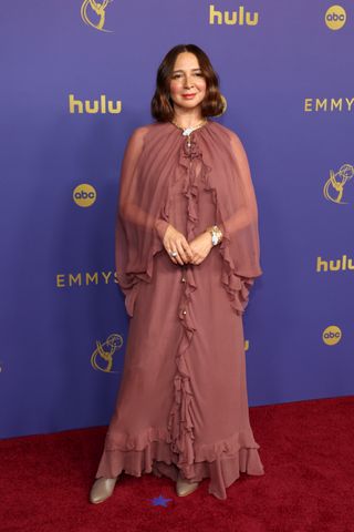 LOS ÁNGELES, CALIFORNIA - 15 DE SEPTIEMBRE: Maya Rudolph asiste a la 76.ª edición de los premios Primetime Emmy en el Peacock Theater el 15 de septiembre de 2024 en Los Ángeles, California. (Foto de Kevin Mazur/)