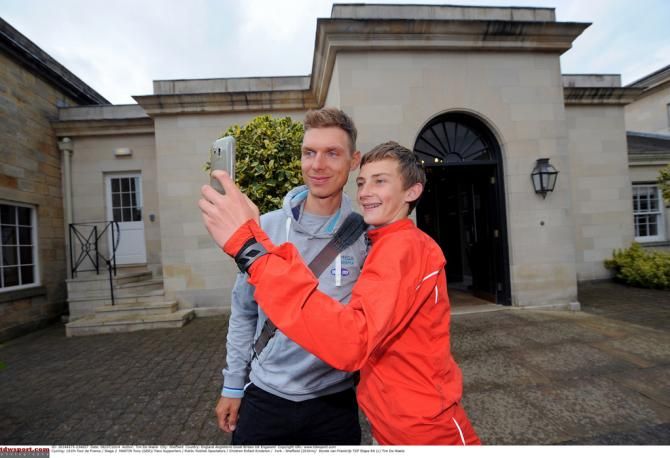 Note to fans. This is how to take a selfie with the riders