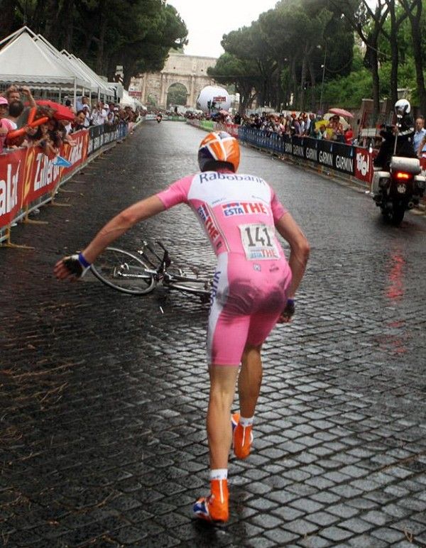 Denis Menchov (Rabobank) rushes back to his time trial bike after crashing on the slick streets.