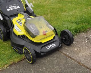 Ryobi 18V ONE+ 40cm Cordless Brushless Lawn Mower Review