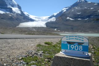 加拿大贾斯珀国家公园的冰川已经退得很远了。