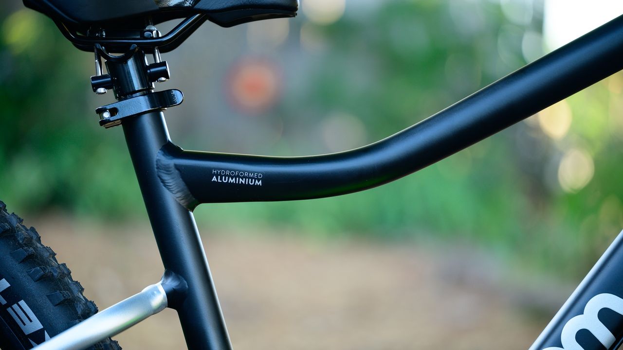 Woom Off 6 kinked top tube