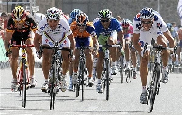 Gilbert looked like he could pull it off but Bettini stormed ast the Belgian.