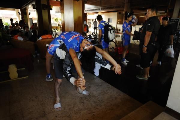 Stage winner Nakajima Yasuharu (Aisan racing team) stretches up before race start