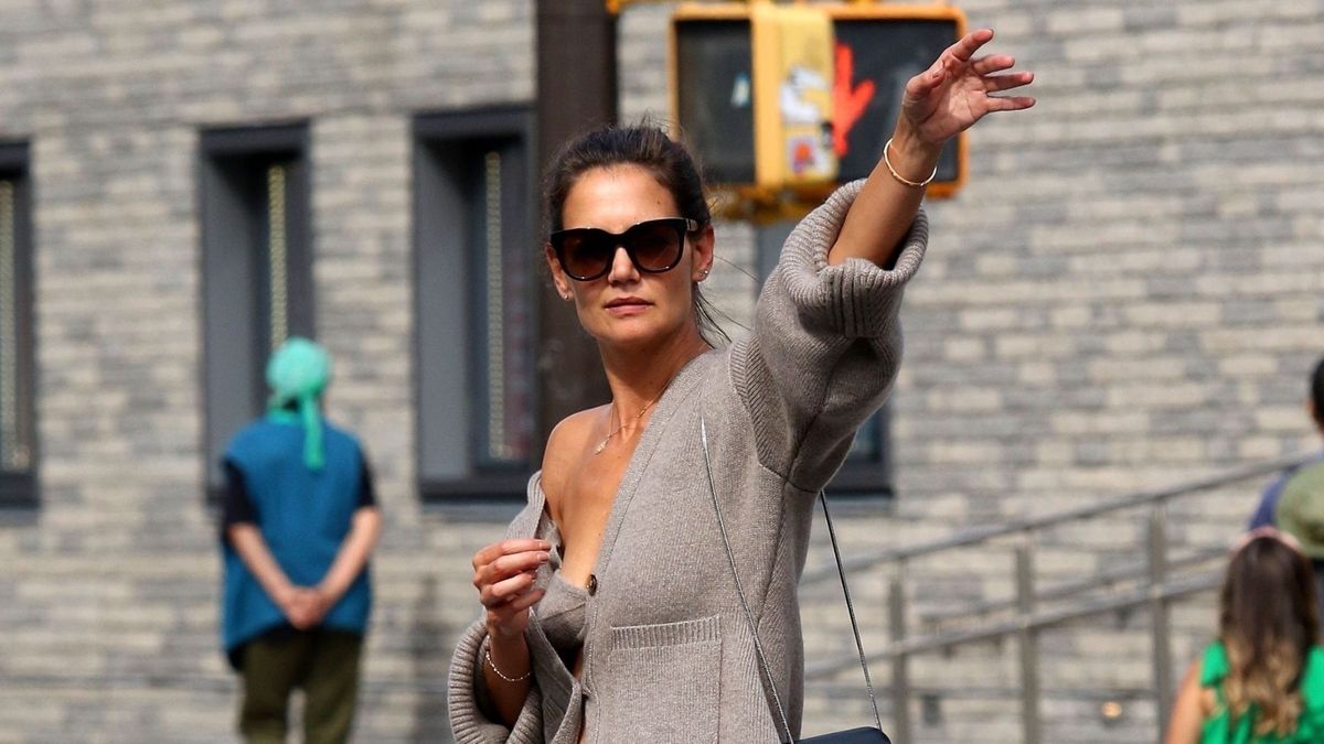 PSA! Katie Holmes Just Revived Her Iconic Styling Hack From 2019