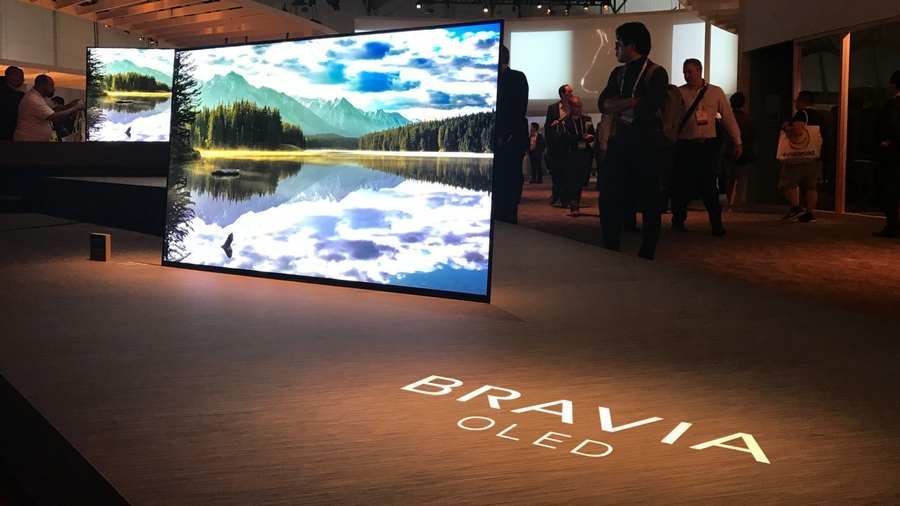 Bravia OLED visas upp på ett event.