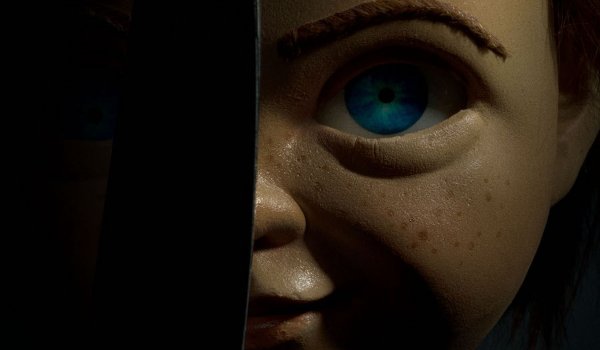 Child&#039;s Play (2019) Chucky&#039;s face partially obscured by a knife