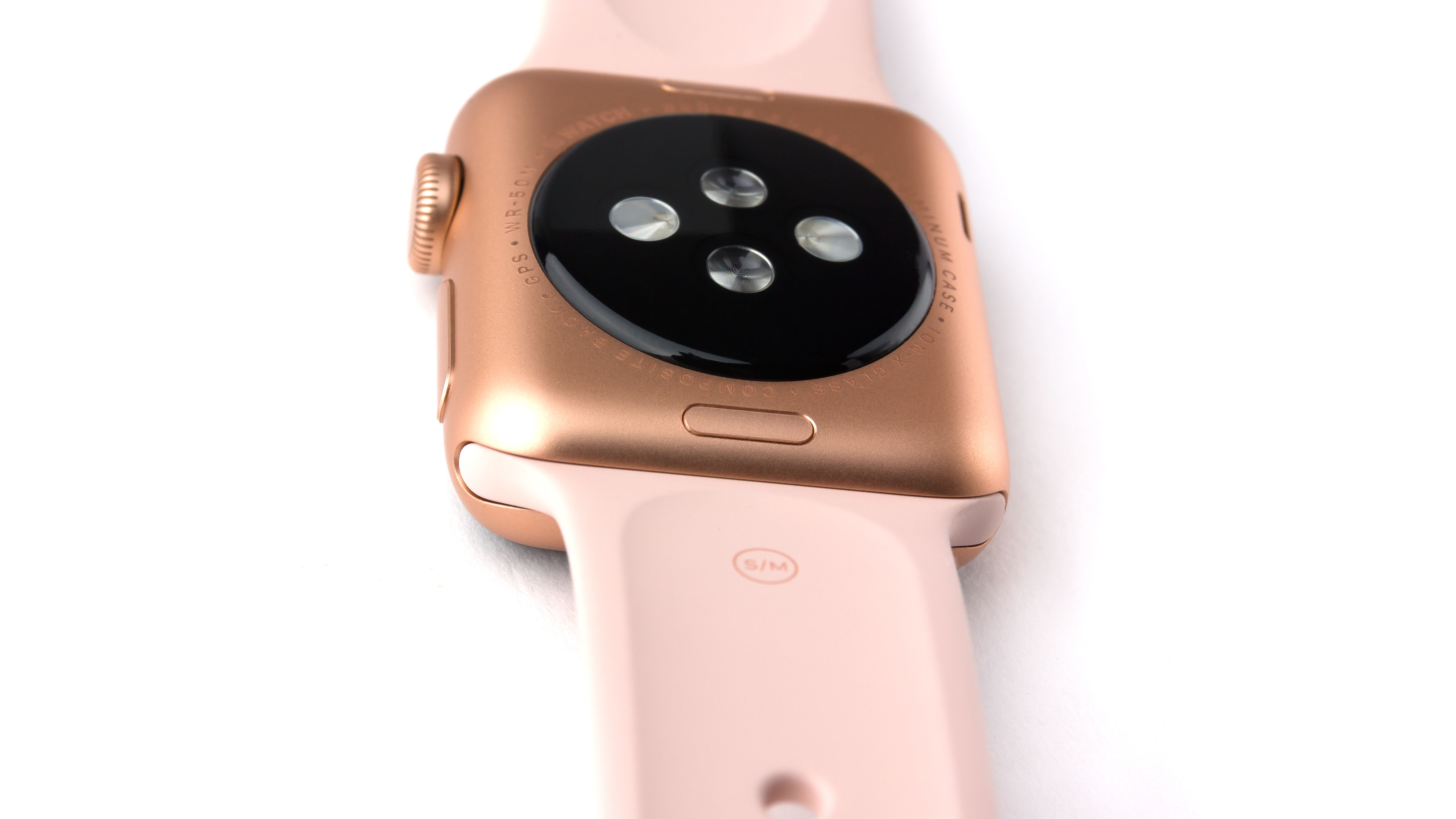 На обратной стороне Apple Watch показаны кнопки, которые нужно нажать, чтобы снять ремешок.