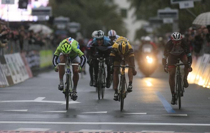 Peter Sagan and Gerald Ciolak drag race to the finish