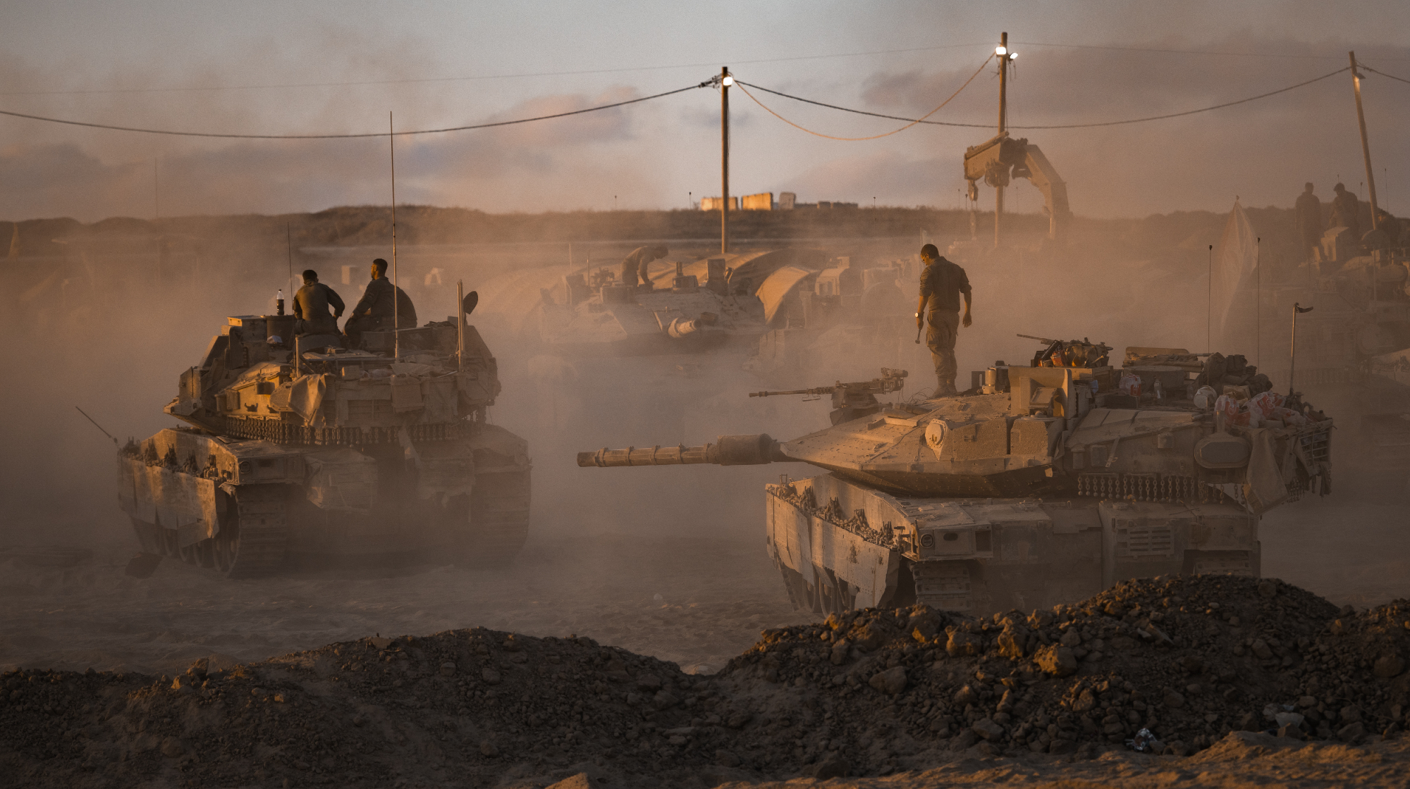 GAZA BORDER, ISRAEL - AUGUST 18: IDF soldiers prepare tanks on August 18, 2025 near the Gaza Strip's northern borders, Israel. On Monday it was reported that Hamas has agreed to the most recent ceasefire and hostage release proposal with Israel. Meanwhile, Israel has continued carrying out strikes in Gaza as part of Prime Minister Benjamin Netanyahu's plan to expand the IDF offensive to fully occupy the enclave. The move has been met with widespread condemnation by the international community, as well as hostage families, who say the operation will further endanger the 20 or hostages still believed to be held alive by Hamas in Gaza, as well as one million Palestinians in Gaza City, who are already facing displacement and an acute hunger crisis. 