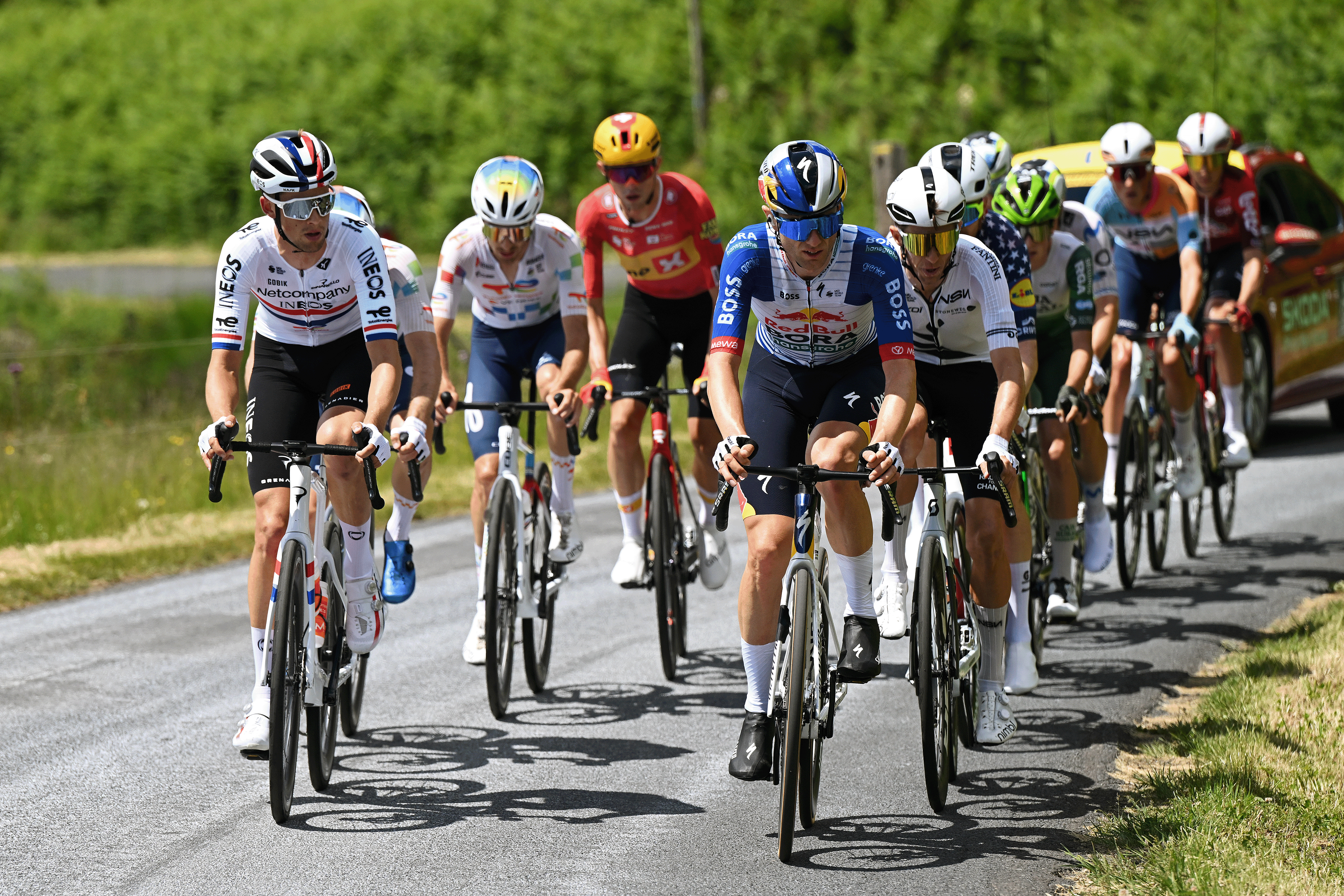 Tour Auvergne-Rhône-Alpes stage 4 LIVE: Strong breakaway leads race over final climb with peloton chasing hard