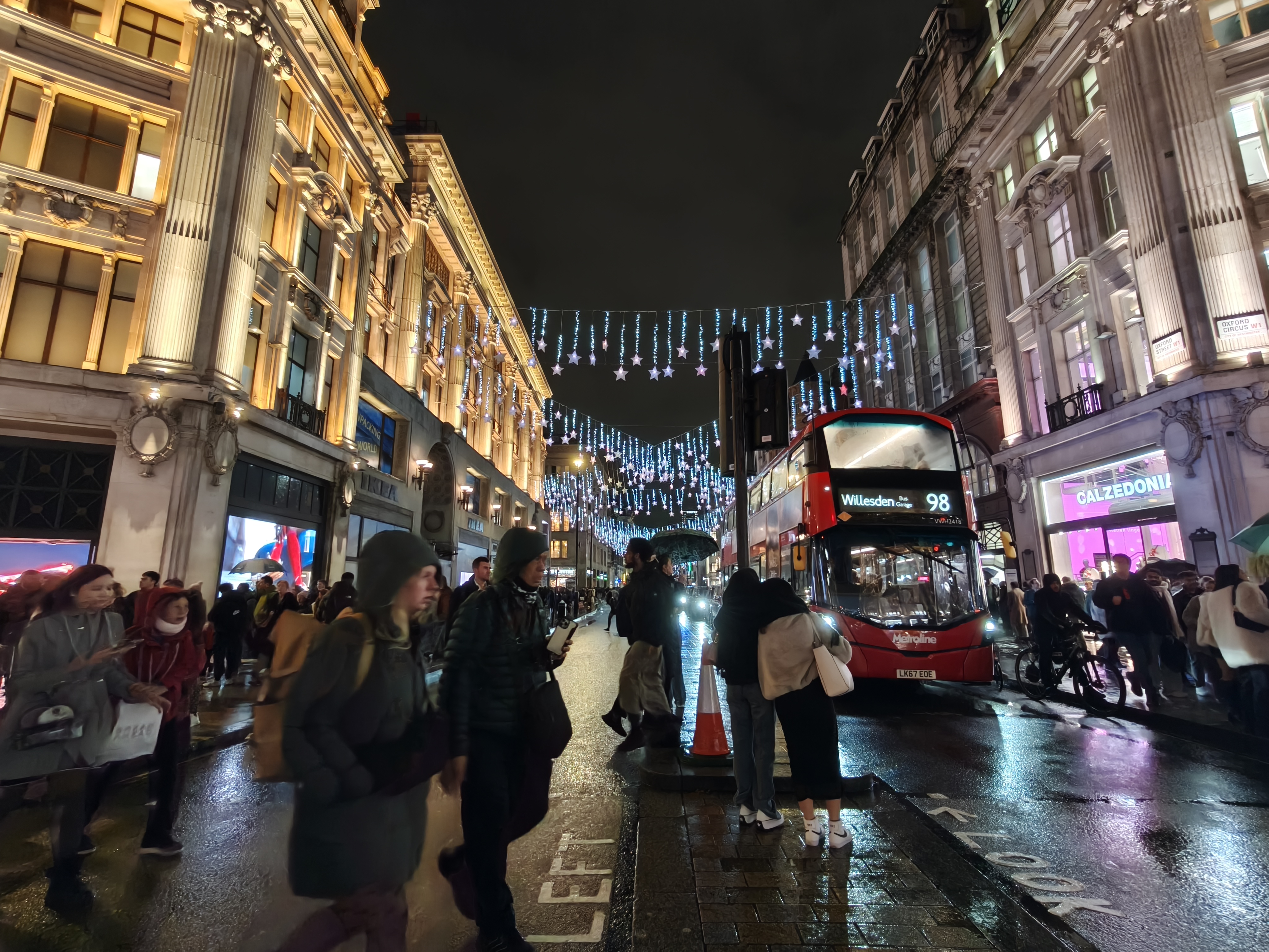 Oppo Find X8 camera sample Oxford Circus 0.6x zoom