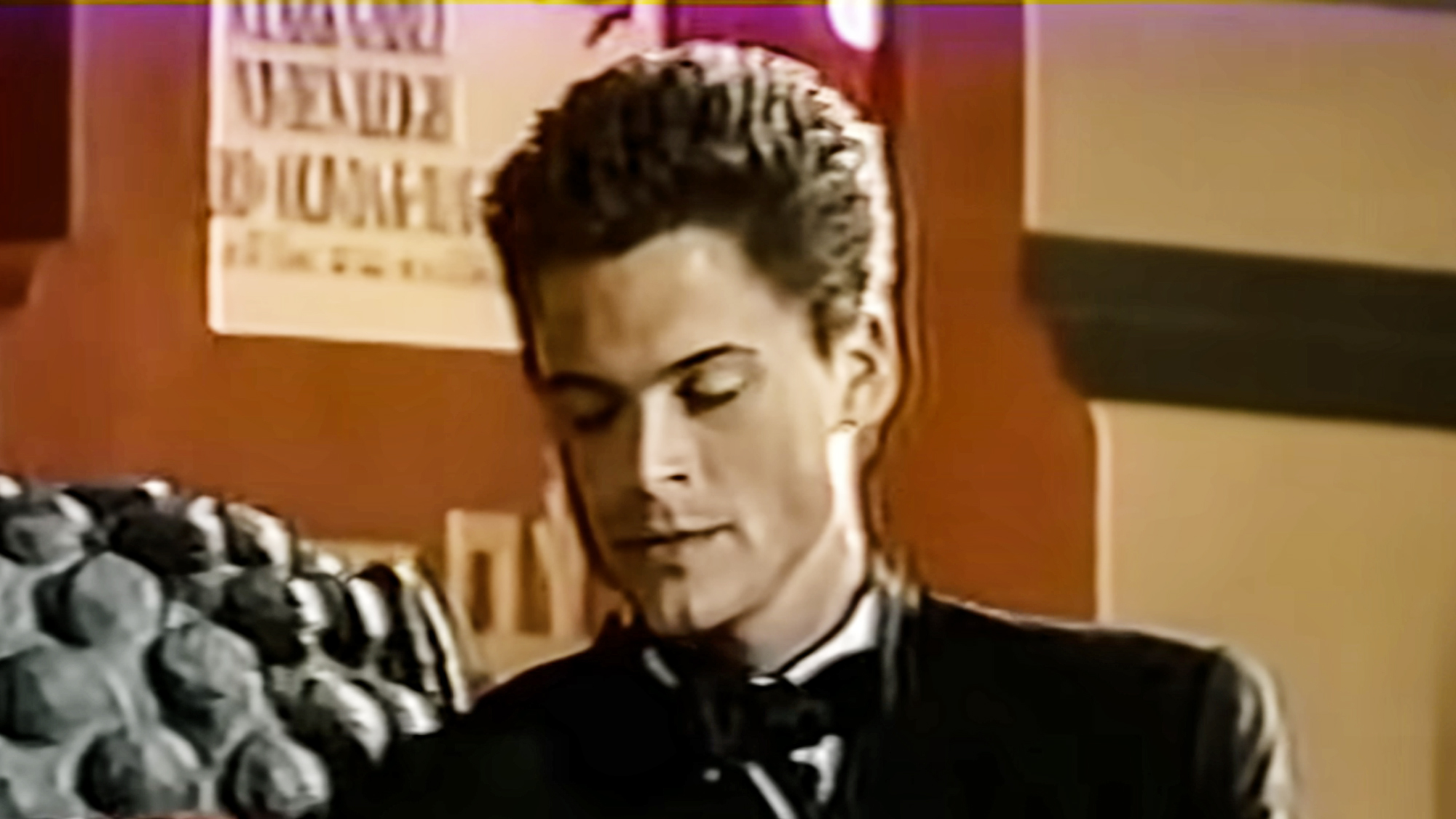 Rob Lowe wearing a suit and tie on stage at the 61st Academy Awards (1989).