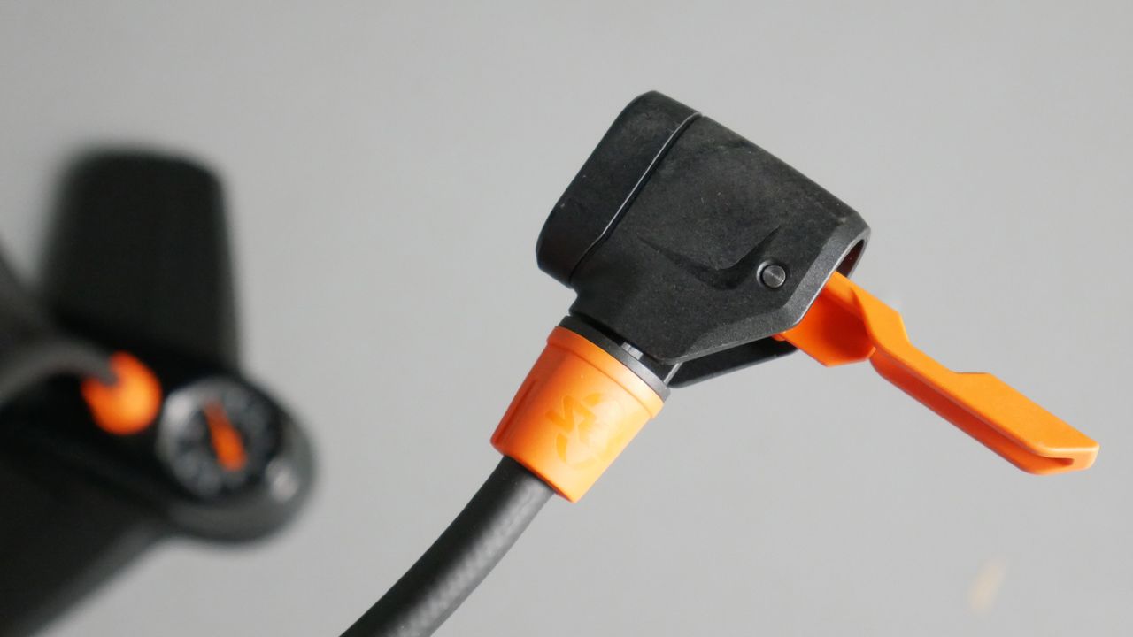 Detailed shot of the SKS Air-X-Press bike track pumps head