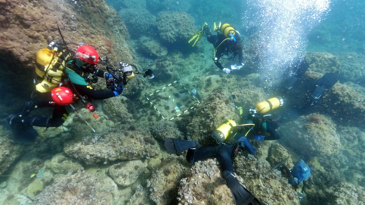 Diving archaeologists surveyed the site while excavating the 1,500-year-old hoard in Spain.