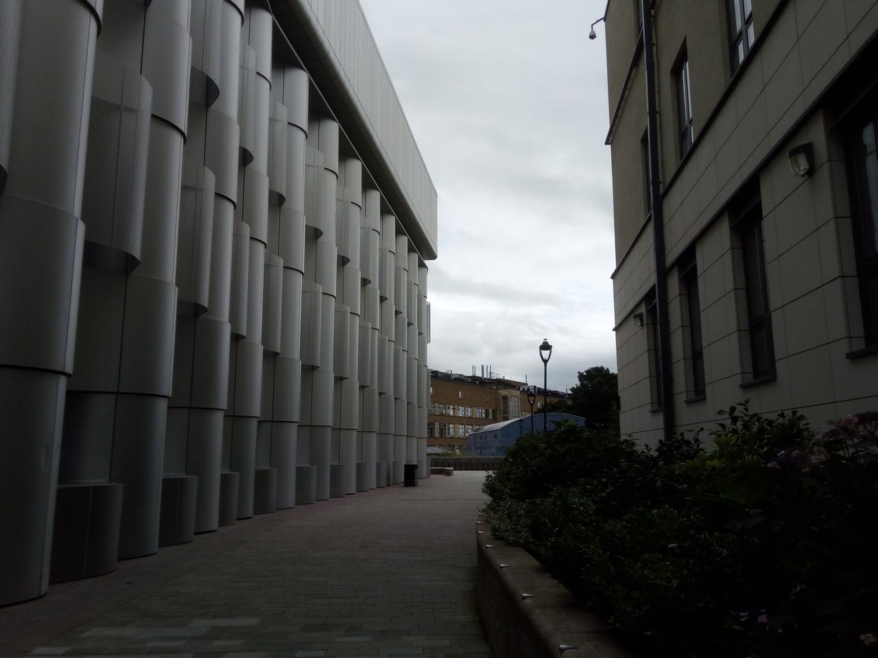 The camera says it has an HDR mode, but we saw no evidence of its application