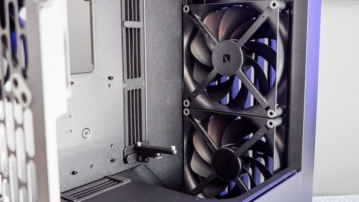 The Havn BF 360 PC case in both black and white with panels removed.