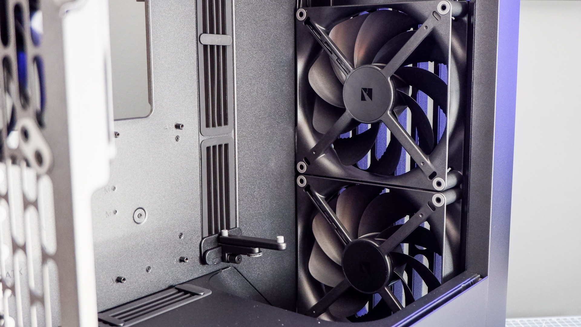The Havn BF 360 PC case in both black and white with panels removed. 