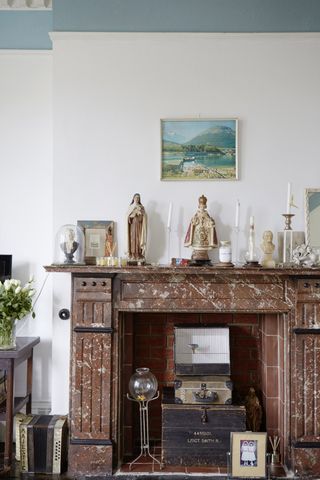 Display collections of china, ceramics or figurines on a mantlepiece