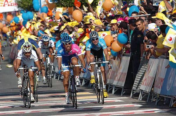 The lunge for the line and Bettini pips Petacchi for second