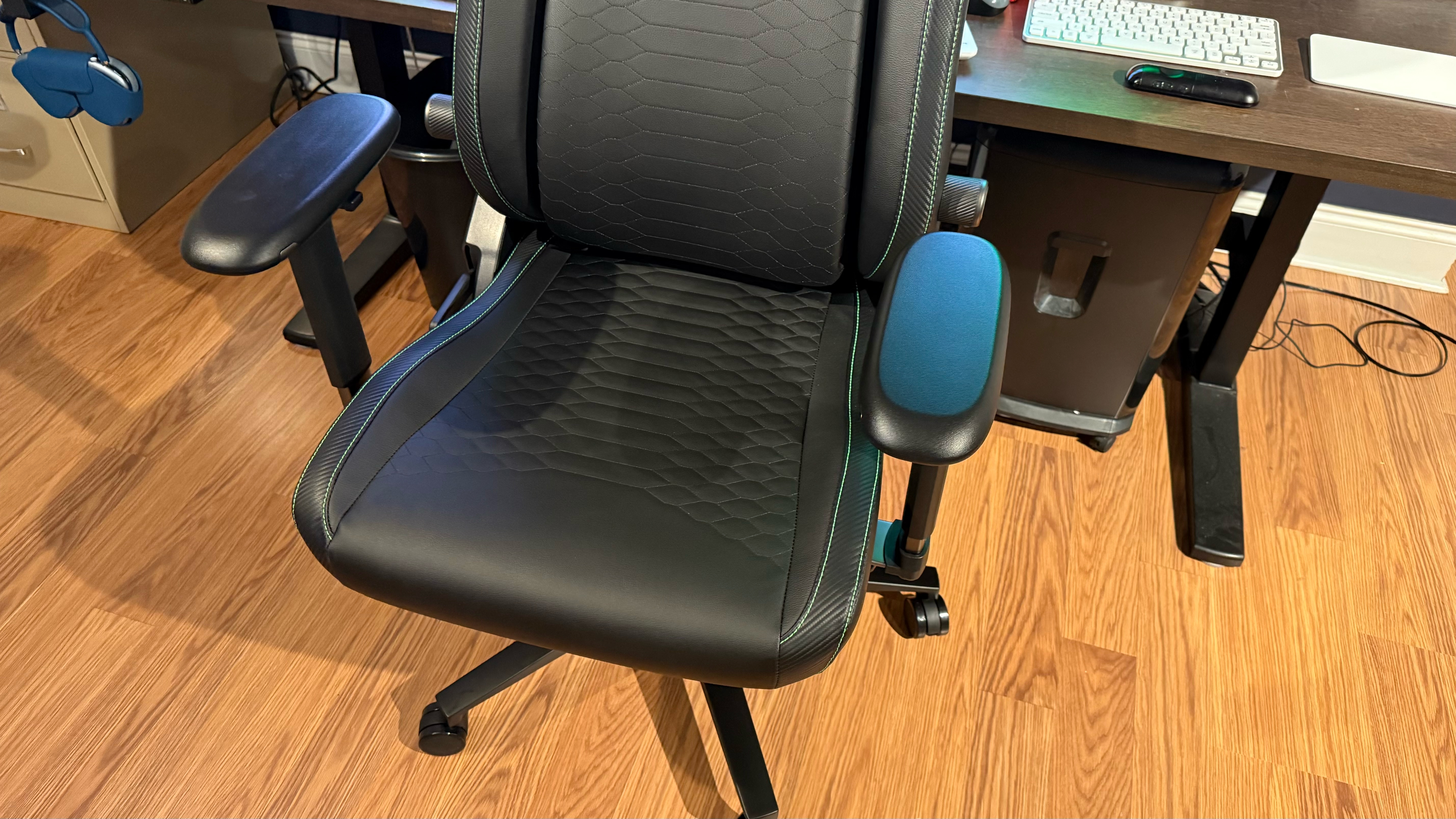 Razer Iskur V2