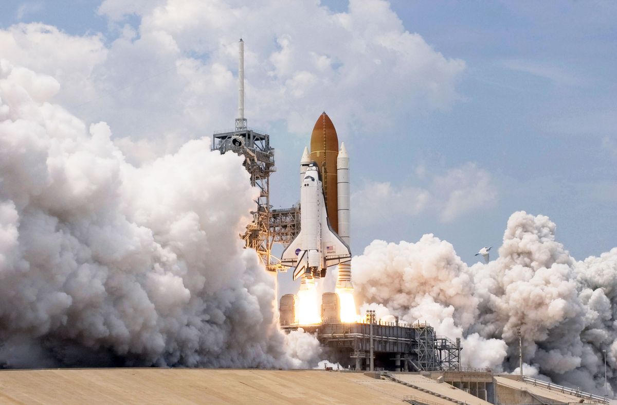Engine No. E259 (visible at far left under the space shuttle) on its launch to the Hubble Space Telescope in 2009. It is now installed on the Space Launch System rocket for Artemis 2, a moon mission.