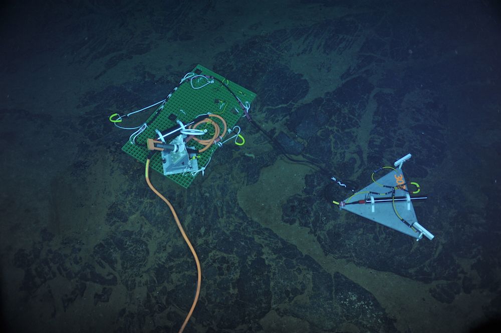 Axial Seamount Seismometer