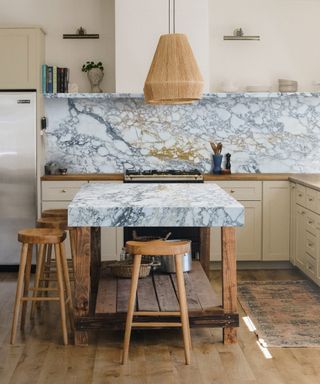 cream Shaker kitchen with marble splashback and kitchen island with thick marble worktop