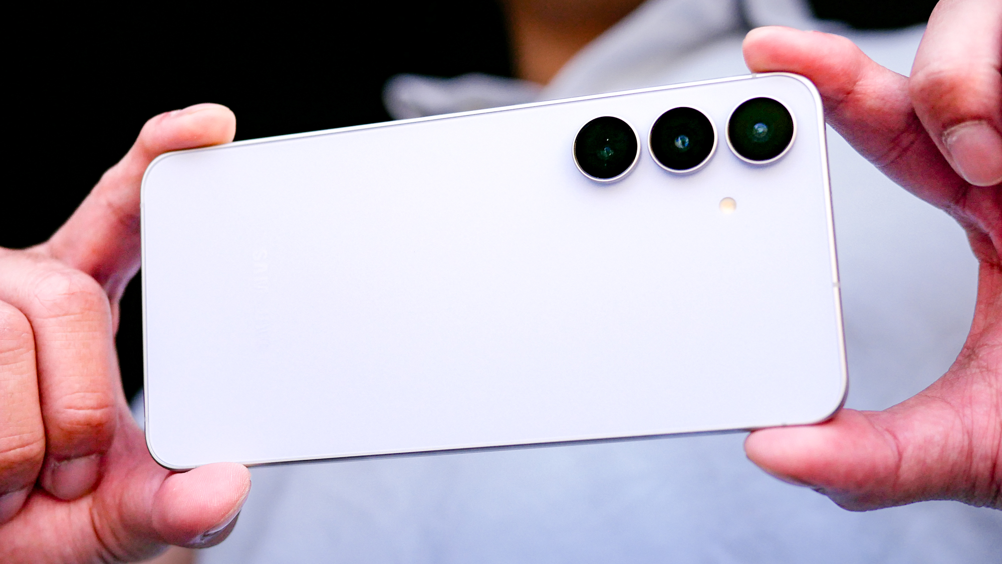 holding the galaxy s5 fe to take a photo