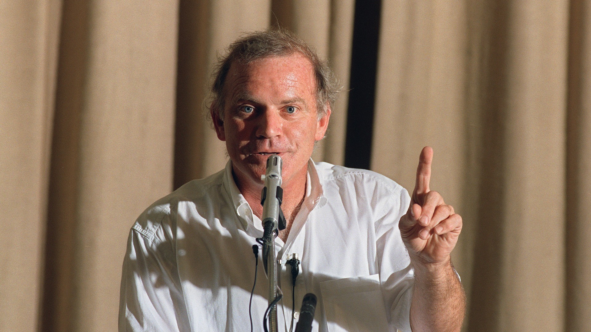 Dr. Kary Mullis speaks at a meeting sponsored by HEAL (Health, Education, Aids Liaison) 25 October 1995 in Hollywood, CA.