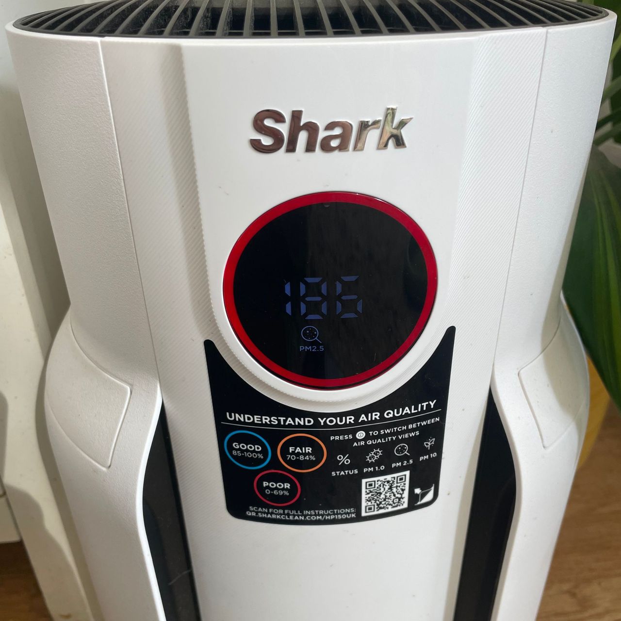 Shark NeverChange 5 Air Purifier screen with a red ring around it to show poor air quality